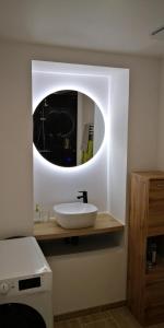 uma casa de banho com um lavatório branco e um espelho. em La promesse - T3 Hyper centre em Abbeville