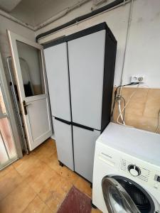 La cuisine est équipée d'un réfrigérateur et d'un lave-linge. dans l'établissement Apartamento Portbou, à Portbou