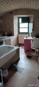 duża łazienka z wanną i umywalką w obiekcie La Coudonie w mieście Sarrazac