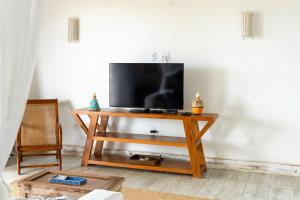 - une télévision sur un support en bois dans le salon dans l'établissement Casa Mandala Corumbau, à Corumbau 34 autres photos