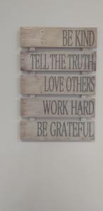 a sign that says be kind tell the truth love others work hard be grateful at Casa25 in Alenquer