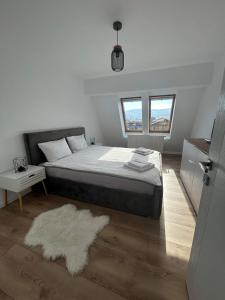 1 dormitorio con cama y alfombra en Apartament Florești en Floreşti