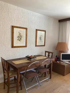mesa de comedor con 2 sillas y escritorio en NIGRITELLA, en Madonna di Campiglio