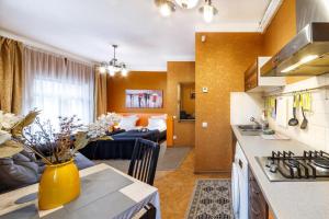 una camera con cucina e soggiorno di Rigacomfyapart Free Parking a Riga