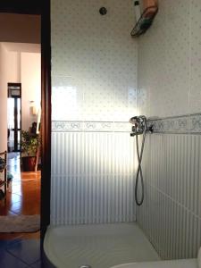 W łazience znajduje się prysznic. w obiekcie Guest room near historical center we Wlorze