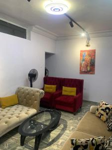 - un salon avec un canapé et une table dans l'établissement Jesam House, à Suru Lere