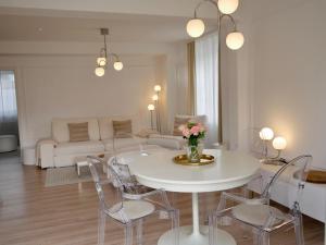 sala de estar con mesa blanca y sillas en MOONROOMS Cityapartment 2 in Bad Bevensen, en Bad Bevensen