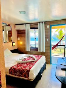 um quarto com uma cama e vista para o oceano em Beira Mar Porto de Galinhas Hotel em Porto de Galinhas