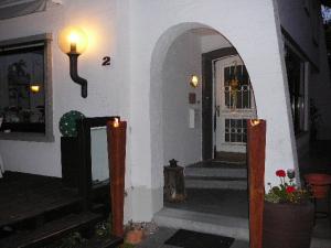 una casa con un arco che porta ad una porta di Haus Drei Tannen a Schieder-Schwalenberg