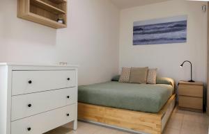ein Schlafzimmer mit einem Bett und einer Kommode in der Unterkunft Belair Lloret Sun & Beach in Lloret de Mar