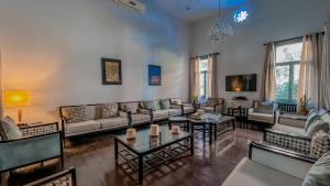 duży salon z kanapami i stołami w obiekcie Via Mina Hotel w mieście El Mîna