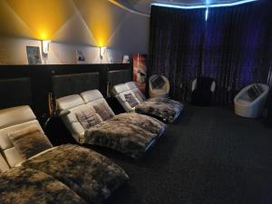 una habitación con 2 camas y un orinal. en New Forest 2-Bed Premium Holiday Home New Milton, en New Milton