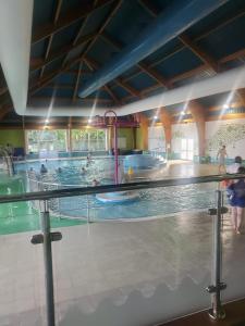 un parque acuático con gente en una piscina en New Forest 2-Bed Premium Holiday Home New Milton, en New Milton