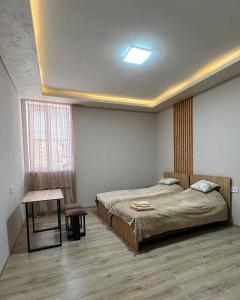 ディリジャンにあるDiliMoonのベッドとテーブルと窓のある寝室