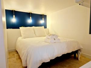 a bedroom with a bed with towels on it at Studio Au bas des crêtes en bas de villa à La Ciotat proche de la mer et de Marseille in La Ciotat