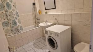 y baño con lavadora y lavamanos. en 2,5 Zimmerwohnung en Mönchengladbach