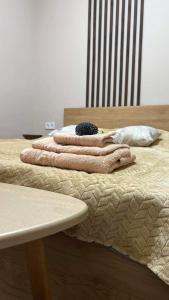 ディリジャンにあるDiliMoonの木製テーブルの上に座ったタオル2枚