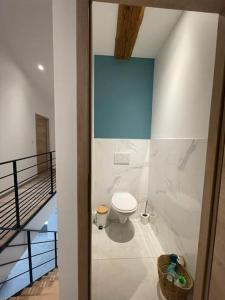 La salle de bains est pourvue de toilettes blanches et d'un escalier. dans l'établissement Beaujolais - Maison pierres dorées, à Ville-sur-Jarnioux