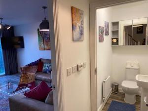 A bathroom at Homely, Cosy & Contemporary 4 BDR house with Garden & Parking 5 mins drive to Addenbrookes & Papworth hospitals & Bio Medical campus