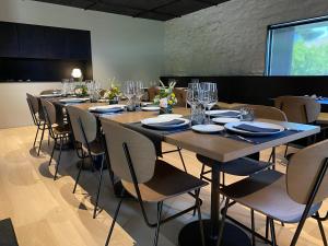 a dining room with a long table and chairs at Casa Grande Hotel in Grañón