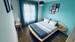 mała sypialnia z łóżkiem i oknem w obiekcie Luxurious Apartment Private Parking 25 MN to Paris w mieście Yerres