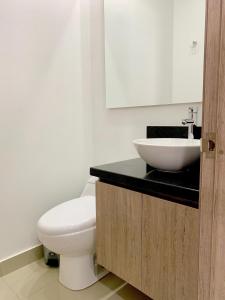 La salle de bains est pourvue de toilettes blanches et d'un lavabo. dans l'établissement Apartamento Special For You, à Carthagène des Indes