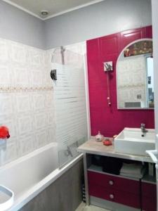 La salle de bains est pourvue d'un lavabo et d'une baignoire. dans l'établissement Villa Anna, à Sérignan-du-Comtat