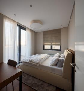 Sky-High Luxury - City's Best View tesisinde bir odada yatak veya yataklar