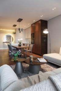 sala de estar con sofá y mesa en Sky-High Luxury - City's Best View en Novi Sad