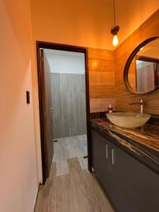 y baño con lavabo y espejo. en Casa COMODA Y MODERNA en San Fernando del Valle de Catamarca