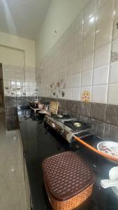 Η κουζίνα ή μικρή κουζίνα στο Tulsi Homes for Stay