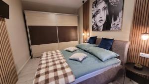 uma cama com almofadas num quarto em Men's World em Gyula