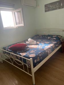 Schlafzimmer mit einem Bett mit einer blauen und weißen Bettdecke in der Unterkunft Private Rooms with a Beautiful Veranda in Iraklio