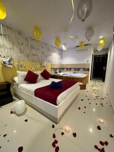 a bedroom with a bed and roses on the floor at Bora Bora Adults only in Melgar