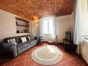 un soggiorno con un divano e un soffitto in mattoni di Casa del Glicine - Appartamento in palazzo storico a Pugnano
