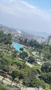 una vista aérea de un parque con piscina en Edu 31, en Lima