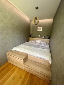 een slaapkamer met een bed met een houten platform bij Apartman 4 kuny Tále in Horná Lehota