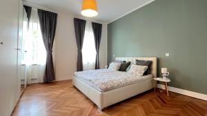 1 dormitorio con cama y ventana grande en VIDA arty apartment, en Liubliana