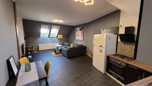 uma cozinha e sala de estar com um frigorífico branco em Men's World em Gyula