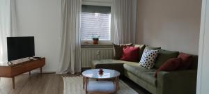 sala de estar con sofá y mesa en Die Raspel, en Melsungen