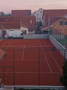 Tennis ja/või seinatennis majutusasutuses Apartman Ana või selle läheduses