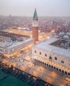 einen Luftblick auf eine Stadt mit einem Uhrturm in der Unterkunft Ca' Terlotta in Venedig