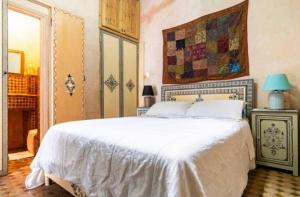 Ένα ή περισσότερα κρεβάτια σε δωμάτιο στο Riad Zinoun & Spa 9 Rooms