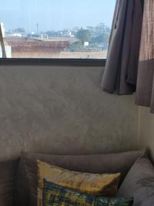 ein Fenster mit einer Couch vor einem Fenster in der Unterkunft Modern Studio Just Steps from the Beach in El Jadida