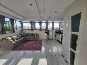 Il comprend un salon avec un canapé et une cuisine. dans l'établissement Modern Studio Just Steps from the Beach, à El Jadida