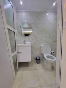 ein Bad mit einem WC und einem Waschbecken in der Unterkunft Modern Studio Just Steps from the Beach in El Jadida