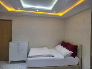 ein Schlafzimmer mit einem Bett und einer Decke in der Unterkunft Modern Studio Just Steps from the Beach in El Jadida