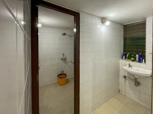 een badkamer met een douche en een wastafel bij Owais Villa in Lonavala