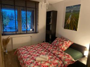 een slaapkamer met een bed met een boek erop bij Dyrekcyjna Apartment in Wrocław