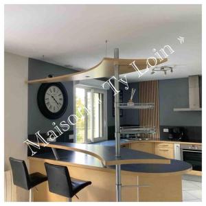 cocina con reloj en la pared y sillas en Villa Ty Loin vue mer 8 personnes, en Logonna-Daoulas